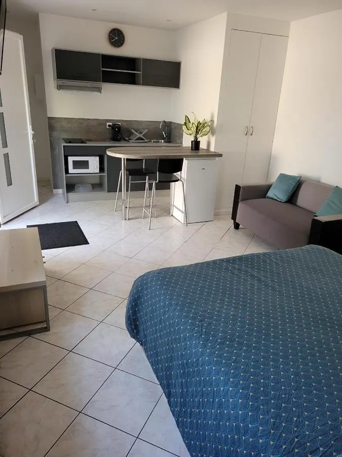Charmant Studio De 30 M2 Tres Calme Avec Sa Grande Belle Terrasse Et Son Jardin Privatif Tremblay-en-France Apartment