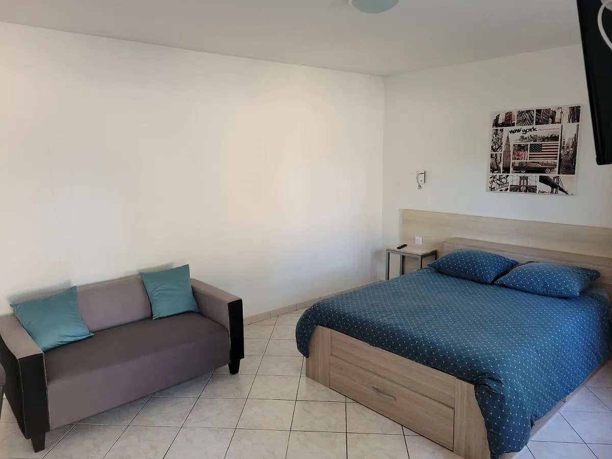 Charmant Studio De 30 M2 Tres Calme Avec Sa Grande Belle Terrasse Et Son Jardin Privatif Tremblay-en-France Apartment