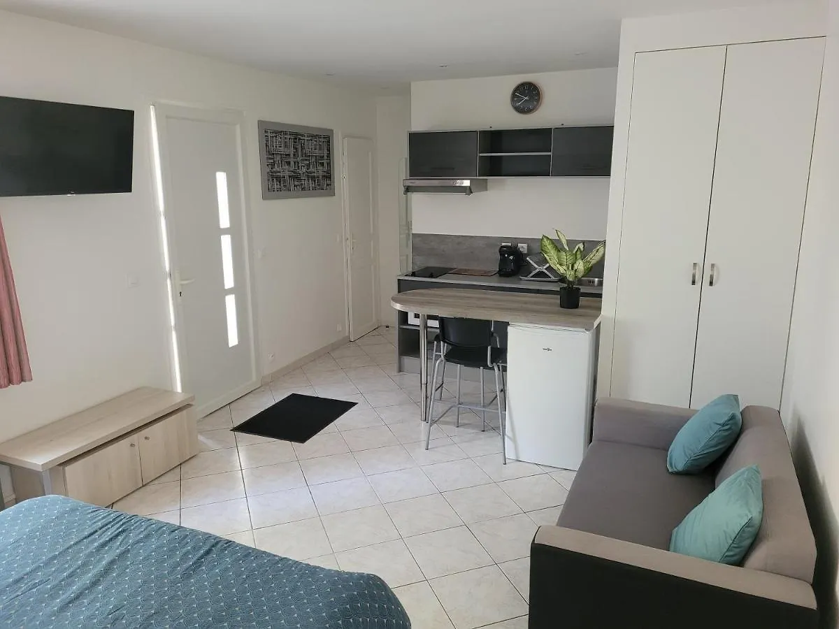 Charmant Studio De 30 M2 Tres Calme Avec Sa Grande Belle Terrasse Et Son Jardin Privatif Tremblay-en-France