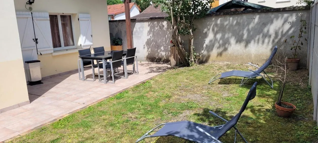 Charmant Studio De 30 M2 Tres Calme Avec Sa Grande Belle Terrasse Et Son Jardin Privatif Tremblay-en-France