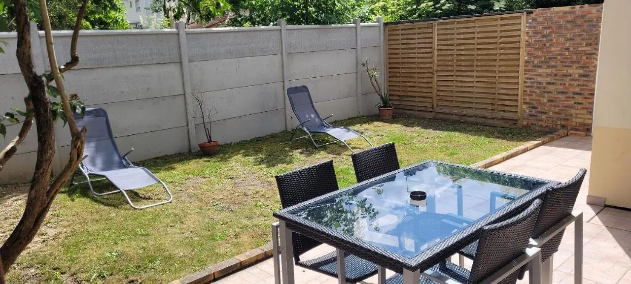 Charmant Studio De 30 M2 Tres Calme Avec Sa Grande Belle Terrasse Et Son Jardin Privatif Tremblay-en-France 0*,
